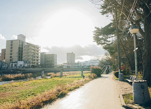 中津川沿いの遊歩道を歩きながら、毘沙門橋へと向かう。川のせせらぎと美しい風景が、心地よい空間を作り出し、自然と食欲をかき立てる。