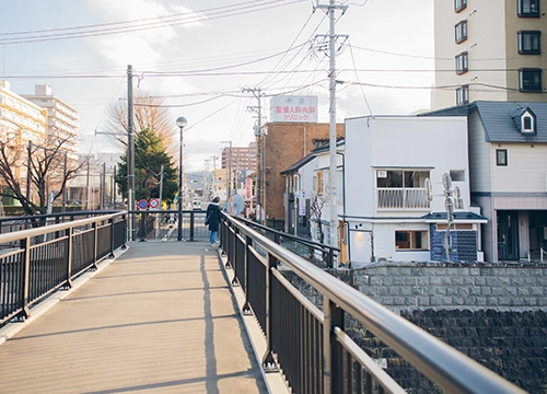 少し進むと視界が開け、川沿いの遊歩道が続きます。四季折々の風景を楽しみながら、のんびりと散歩するのにぴったりです。